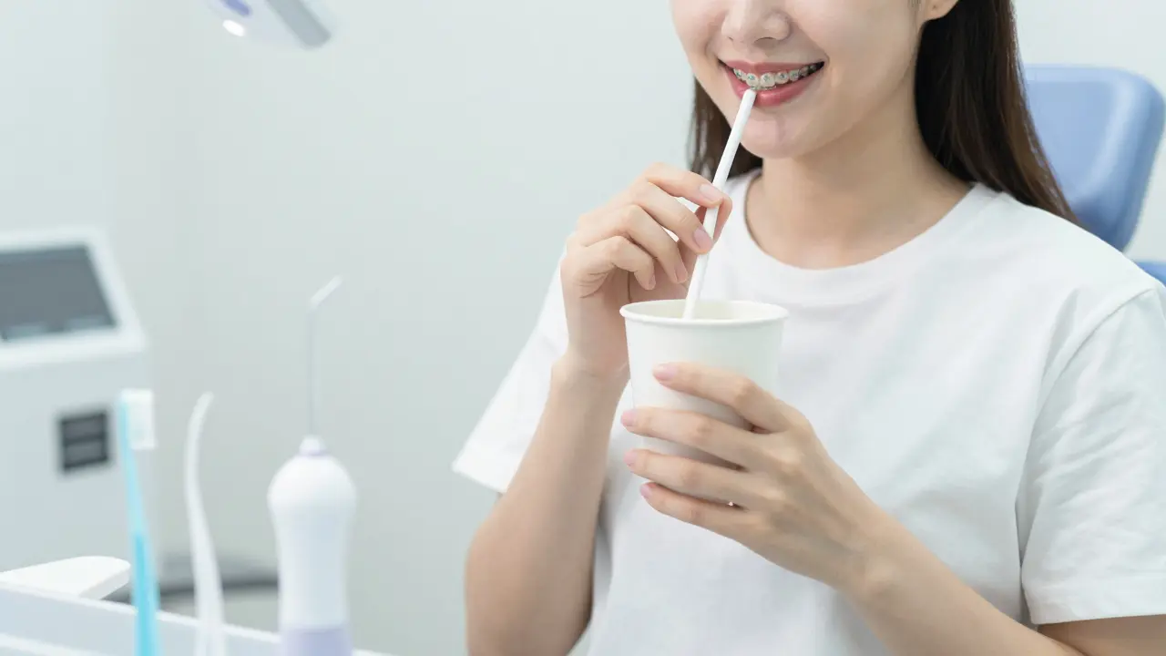 Úsměv s rovnátky a důraz na péči o hygienu zubů